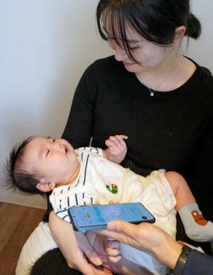 　アプリ「ばぶりんがる」で泣き声を分析される沼沢朔空ちゃん＝４月、神奈川県茅ケ崎市