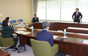 新潟県知事ら県特別職の報酬額について審議した県の審議会=1月22日、新潟県庁