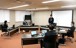 不登校対策について上越市の中川幹太市長らが協議した「市総合教育会議」=1月29日、市役所