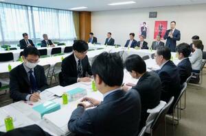 　自民党本部で開かれた政治制度改革本部の総会＝２３日午前、東京・永田町