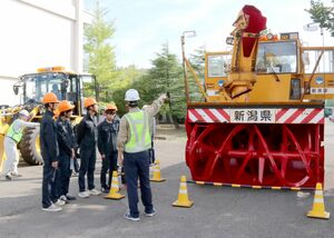 除雪の仕事を学ぶ県央工業高校の生徒=三条市東本成寺