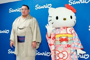 「ジャパン・ハウス」で記者会見し、「ハローキティ」と写真に納まる横綱豊昇龍=15日、ロンドン((C)2025 SANRIO CO.,LTD.、共同)