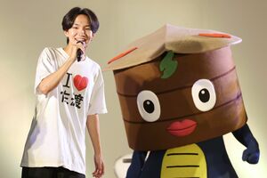 県文化祭2024のステージイベントで、佐渡について語るけえ【島育ち】さん(左)とガシマくん=10月26日、新潟市中央区万代島