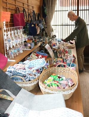 手作り雑貨や焼き物など、作家11人の創作品が並ぶ展示販売会=加茂市加茂新田