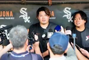 取材に応じるホワイトソックス・村上=シカゴ(共同)