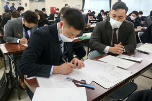 警察官が似顔絵の描き方を学んだ研修会=2月16日、新潟市西区小新西2