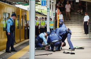 警視庁東村山署が実施した訓練で、犯人役を制圧する警察官ら=29日午前、東京都東村山市の西武園駅