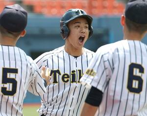帝京長岡-小松大谷 1回表2死 先制本塁打を放ち、雄たけびを上げながらベンチに戻る浮ケ谷=金沢市民野球場