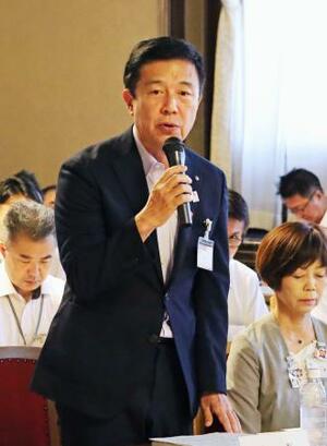 会合で障害者団体の代表らに謝罪する、名古屋市の広沢一郎市長=8日午前、名古屋市役所