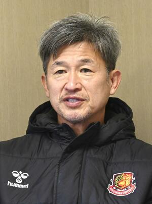 インタビューに応じるサッカーＪ３福島ユナイテッドの三浦知良選手