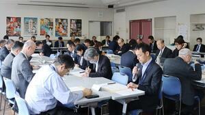 関係者が集まり、今年の新潟まつりの開催日程などを確認した全体会議＝22日、新潟市中央区礎町通３