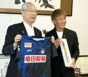 なでしこジャパンの一員として出場するパリ五輪を前に、二階堂馨新発田市長(左)を訪問した平尾知佳選手=7月4日、新発田市役所
