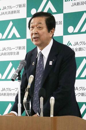 定例記者会見に臨む県農協中央会（ＪＡ県中）の伊藤能徳会長＝２９日、新潟市中央区