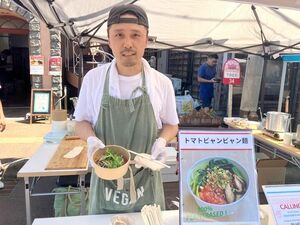 ビーガン料理店の開店を目指し、イベントに出店してビャンビャン麺を紹介する山口博久さん=三条市内(山口さん提供)