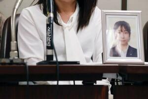 　星有里紗さんの遺影を前に、記者会見する母ひろみさん＝１０日午後、東京・霞が関の司法記者クラブ