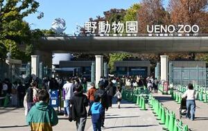 　多くの人でにぎわう上野動物園の正門＝２２日午前、東京都台東区
