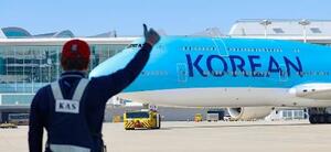10日、韓国・仁川空港で離陸の準備を進める、拘束された韓国人労働者らを帰国させるためのチャーター機(聯合=共同)