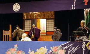佐渡人形芝居保存会の定期公演。野浦双葉座が文弥人形「蓮如上人一代記『嫁威しの場 肉付の面』」を披露した=佐渡市中原