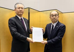 春闘に関する要請書を県経営者協会の殖栗道郎会長（左）に手渡す連合新潟の小林俊夫会長＝２日、新潟市中央区