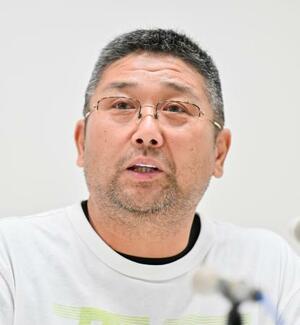 神奈川県警の検証結果を受け記者会見する岡崎彩咲陽さんの父鉄也さん=4日午後、横浜市