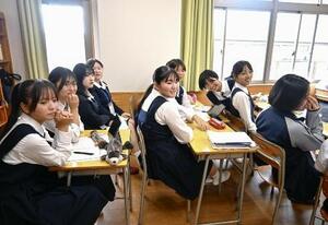 　韓国の南星女子高の生徒も参加して行われた萩光塩学院高の韓国語の授業＝１０月、山口県萩市