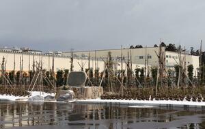 6人が亡くなる工場火災があった三幸製菓荒川工場=2月2日、村上市長政