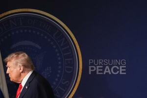 トランプ米大統領=15日、アンカレジ(AP=共同)
