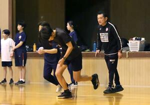 中学校教員からアルビＲＣの指導者に転身した藤田衛さん（右）＝三条市