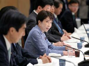 政府与党連絡会議に出席した高市首相(中央)。2026年度補正予算案編成も含め、対応を検討するよう指示したと明らかにした=18日午後、首相官邸
