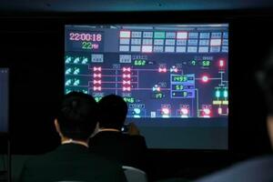 　東京電力本社で柏崎刈羽原発６号機の送電開始作業を中継するモニター＝１６日午後１０時、東京都千代田区