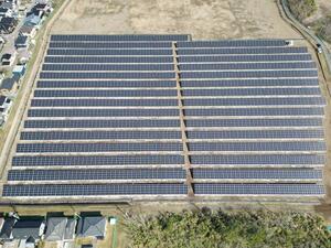 ブルボンの工場に電力を供給する柏崎松波太陽光発電所(BISON社提供)