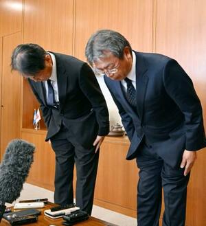 福岡県副知事との面会後、報道陣の取材に応じ陳謝する三井化学の幹部ら=31日午後、福岡県庁