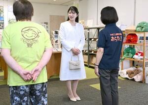 「やまこし復興交流館おらたる」で関係者と懇談される天皇、皇后両陛下の長女愛子さま=8日午後、新潟県長岡市(代表撮影)