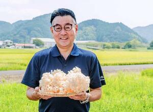 　「ホホホタケ」を持つ大井川電機製作所の佐々木孝行社長＝８月、静岡県島田市