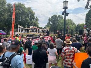 米ホワイトハウス近くの公園で、トランプ大統領に抗議するデモ参加者たち=14日、ワシントン(共同)
