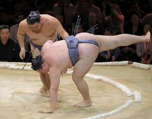 金峰山(手前)を下す豊昇龍=ロンドン(共同)