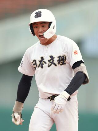 敦賀気比－日本文理　５回日本文理２死二、三塁、渡部倖成が適時打を放ち３－１。一塁上でほえる＝富山市民球場