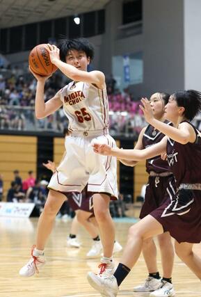 女子１回戦　新潟中央－長崎西　第４クオーター、リバウンドでボールを確保する新潟中央の大﨑優杏＝福岡県立スポーツ科学情報センター