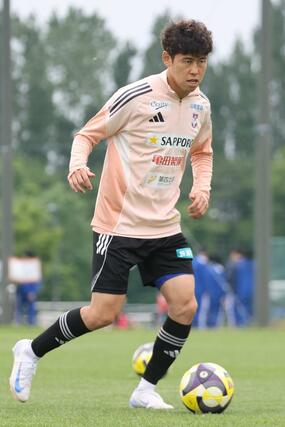 前日練習に励むFW谷口海斗=聖籠町