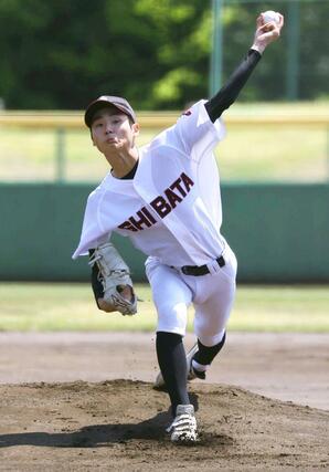 新潟商－新発田　新発田の先発、東海林瑛太＝２日、新発田市五十公野公園野球場