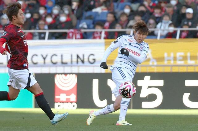 後半、ゴールを狙うＦＷ谷口海斗＝埼玉スタジアム