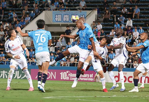 後半、セットプレーから何度もゴールを狙うも横浜ＦＣの堅い守備に阻まれる＝９月２０日　横浜市のニッパツ三ツ沢球技場