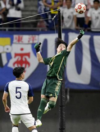 前半、パンチングでクリアする東洋大・GK磐井稜真=デンカビッグスワン