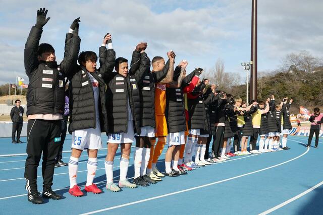 ＰＫ戦の末に勝利し、サポーターと喜びを分かち合う新潟の選手＝ロートＦ