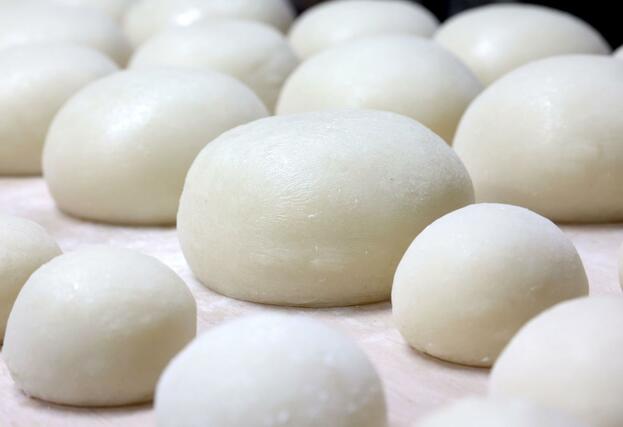 丸められ乾燥を待つ鏡餅=28日、新潟市中央区の笹川餅屋