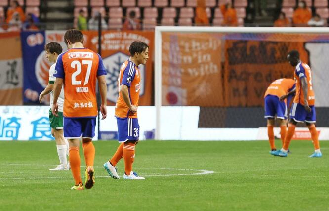 新潟－東京Ｖ　敗れて肩を落とす新潟の選手＝２３日、デンカビッグスワン