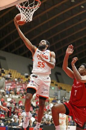 埼玉-新潟 第2Q、ネルソンがシュートを決め、46-32=所沢市民体育館