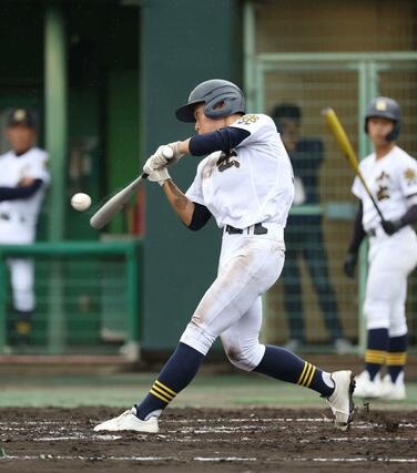 小出－長岡商　小出３回１死二・三塁、山本来輝が先制適時打を放つ＝三条市パールスタ