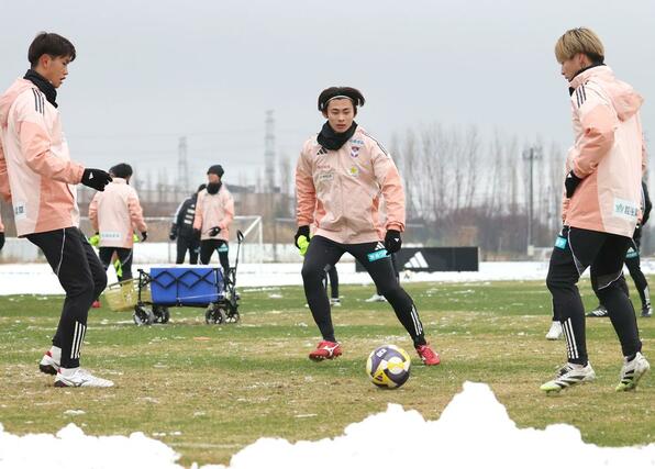 雪の中で今季最後の全体練習を行った。中央はMF笠井佳祐