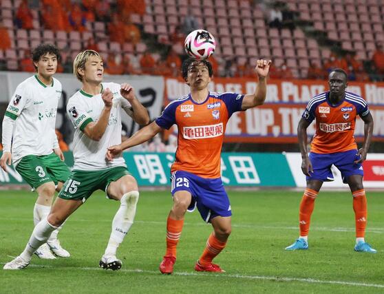 新潟－東京Ｖ　後半、相手ゴールに迫る藤原奏哉＝２３日、デンカビッグスワン